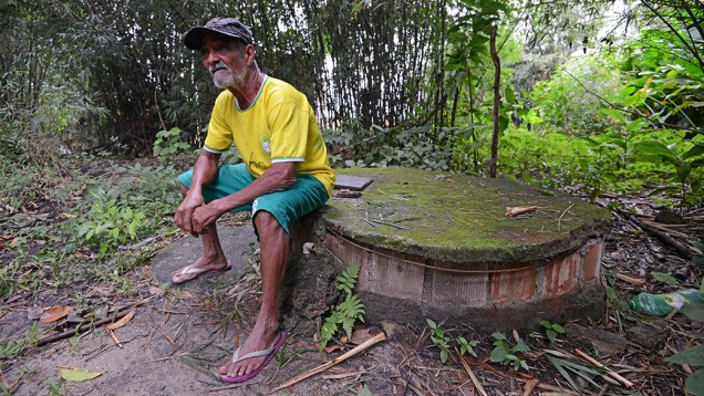 Vizinho do Campus Fidei, Júlio Cesar de Oliveira, 62 anos, teme que única fonte de água da vila onde vivem 12 famílias seja contaminada