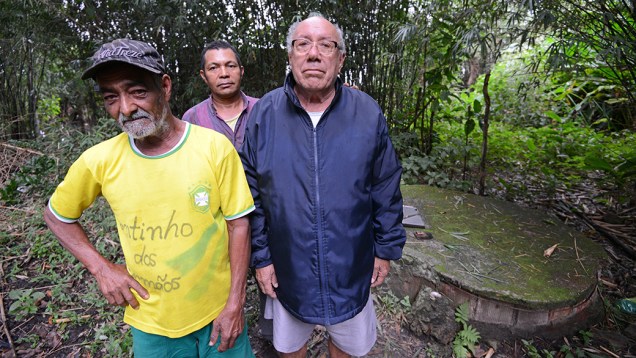 Vizinhos do terreno, Júlio Cesar Oliveira, Josimar Olívio e Edmundo Cipriano alertam para contaminação do poço que abastece a comunidade