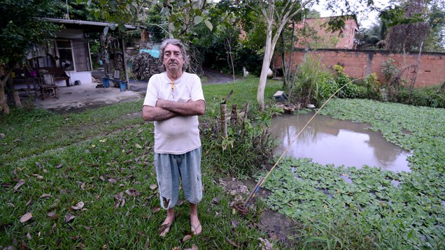 Morador da casa mais alta da região, Paulo Sérgio viu o esgoto invadir o lago e acabar com sua criação de peixes