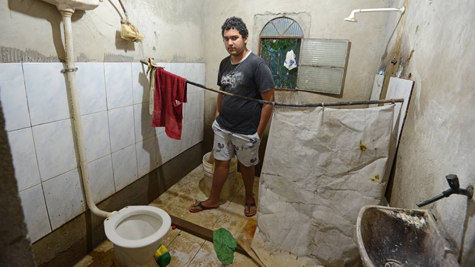 Com o andar térreo de casa destruído, o adolescente Leonardo Augusto, 14 anos, foi obrigado a se mudar coma mãe para o terraço