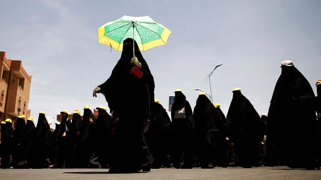 Mulheres fazem marcha contra o presidente do Iêmen, Ali Adullah Saleh, na capital Sanaa