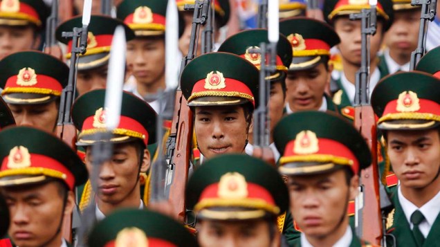 Membros da guarda de honra marcham antes de cerimônia de recepção do presidente do Cazaquistão, Nursultan Nazarbayev, em Hanói, no Vietnã