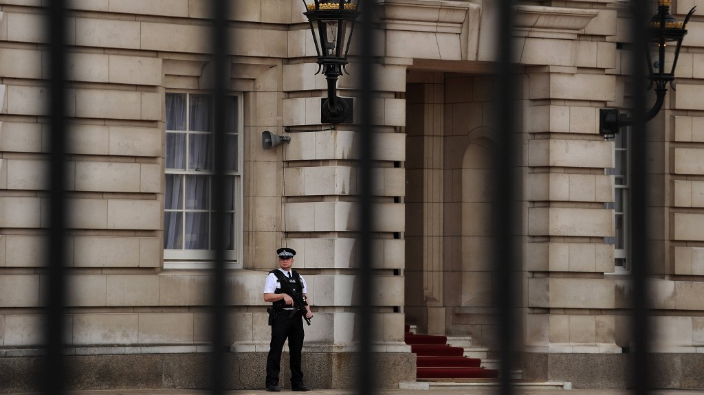 Um policial britânico vigia o palácio de Buckingham, residência da rainha Elizabeth, após ameaça de bomba no centro de Londres