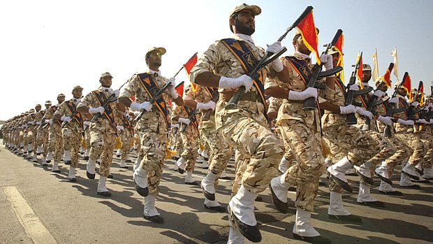 Membros da Guarda Revolucionária Iraniana marcham em Teerã