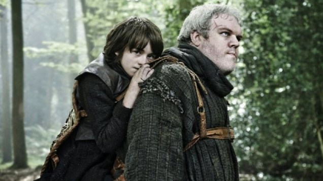Bran (Isaac Hempstead) e Hodor (Kristian Nairn), personagens da segunda Temporada de <em> "Guerra dos Tronos" </em>