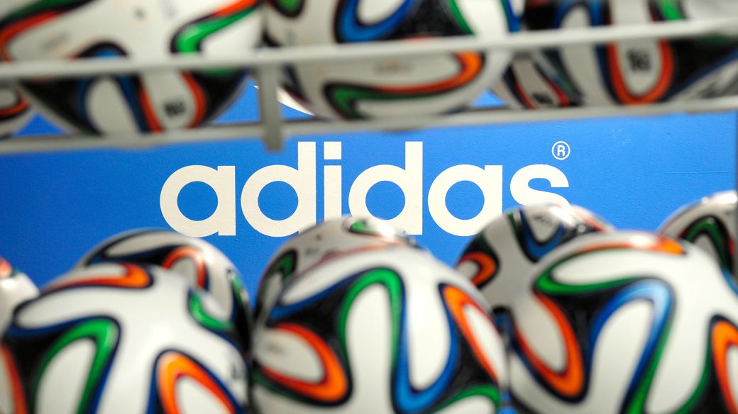 As bolas oficiais da Copa do Mundo de 2014 e a marca de sua fabricante, a Adidas