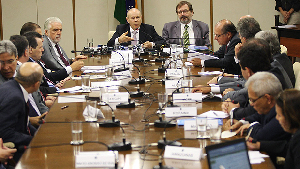 O ministro da Fazenda, Guido Mantega, reunido com governadores na solenidade de ampliação do espaço fiscal para 17 Estados, em Brasília