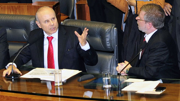 O ministro da Fazenda, Guido Mantega, ao lado do presidente da Câmara, Marco Maia: defesa do mínimo de 545 reais