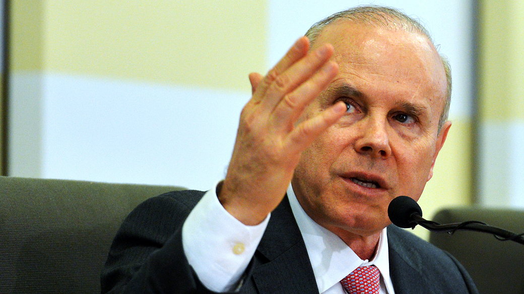 O ministro da Fazenda, Guido Mantega, anuncia cortes no Orçamento Geral da União para 2013