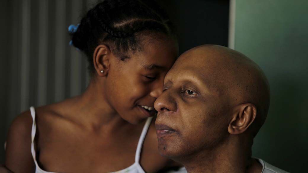 Guillermo Farinas com sua filha Diosangeles na sua casa em Santa Clara, Cuba.