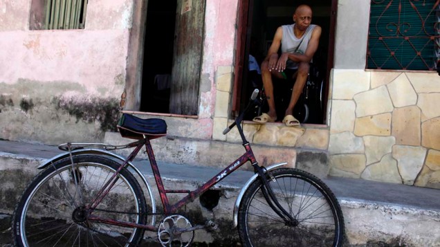 Opositor cubano Guillermo Farinas na sua casa em Santa Clara, Cuba. Farinas voltou do hospital três semanas após encerrar 134 dias de greve de fome.