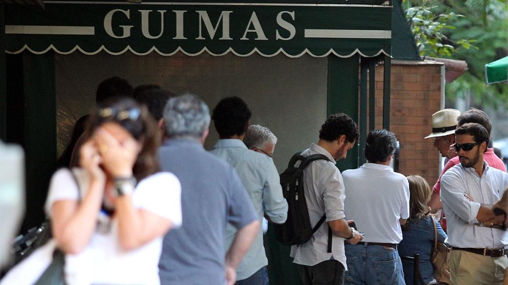 Movimentação em frente ao Guimas após a morte de empresária