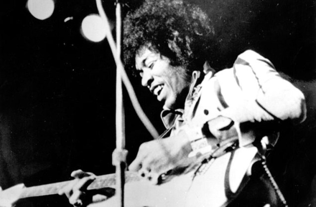 Jimi Hendrix, considerado por muitos o melhor e mais influente guitarrista dos últimos tempos. (AP) Música: Voodoo Child