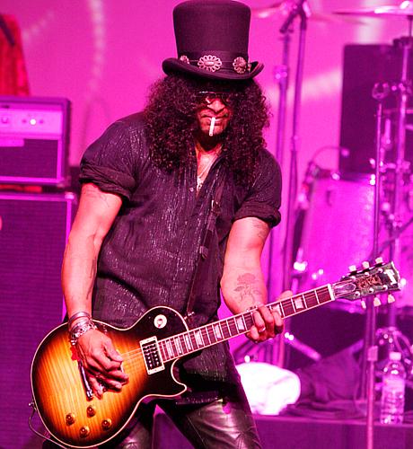 Slash ficou conhecido ao tornar-se guitarrista da banda Guns NRoses. Atualmente, ele toca na banda Velvet Revolver. (Getty) Música: Godfather Theme