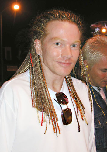 Axl Rose com tranças em 2003.
