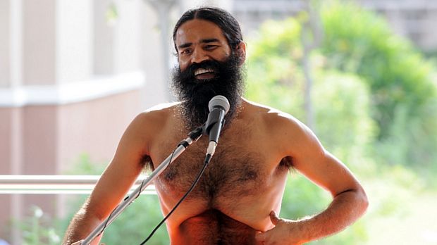 Swami Ramdev é o guru de ioga mais famoso da Índia