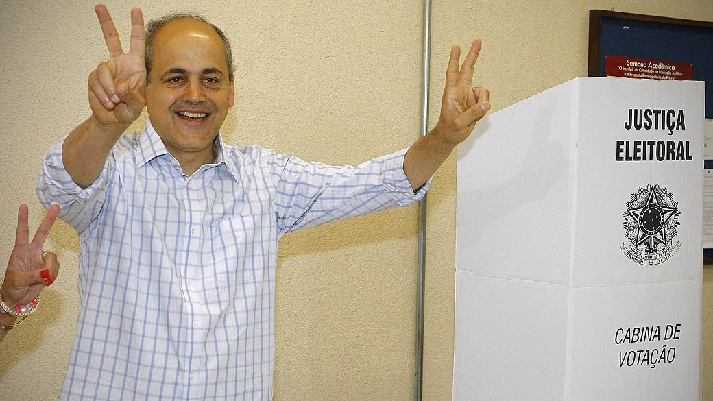 O candidato a prefeito de Curitiba Gustavo Fruet (PDT) vota na Universidade Curitiba, neste domingo