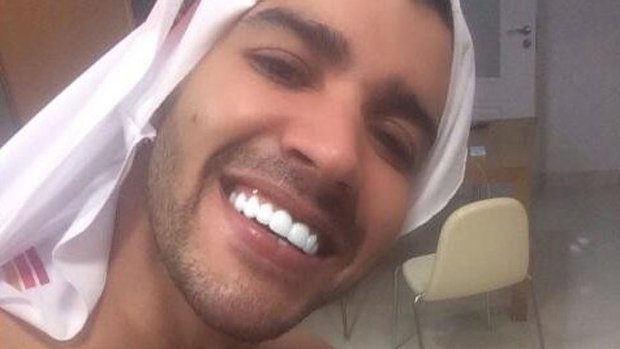 Gusttavo Lima faz clareamento dental e posta a foto no Twitter