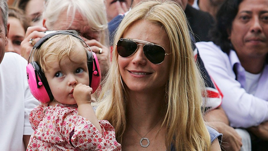 Gwyneth Paltrow e a filha Apple assistem ao show do Coldplay, banda de seu marido, Chris Martin, durante o festival "Live 8 London" no Hyde Park, em 2005