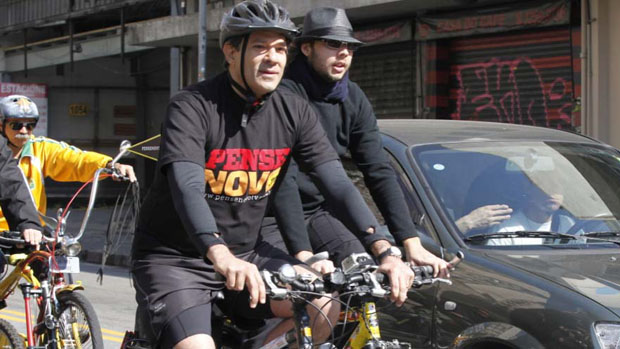 Fernando Haddad pedala no centro da cidade: críticas ao transporte na cidade