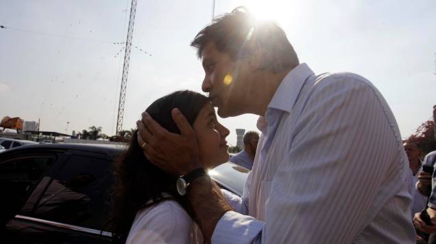 Fernando Haddad beija sua filha Carolina durante campanha na zona norte de São Paulo
