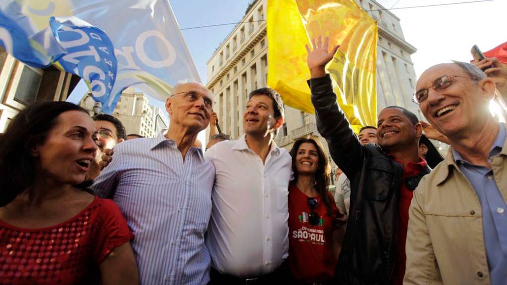 O candidato à prefeitura de São Paulo pelo PT, Fernando Haddad, ao lado de sua vice Nadia Campeão, Eduardo Suplicy e Marcelinho Carioca, faz caminhada pelo centro no primeiro dia de sua campanha eleitoral em São Paulo