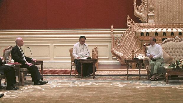 Hague conversa com o presidente de Mianmar, o ex-general Thein Sein, em Naypyidaw