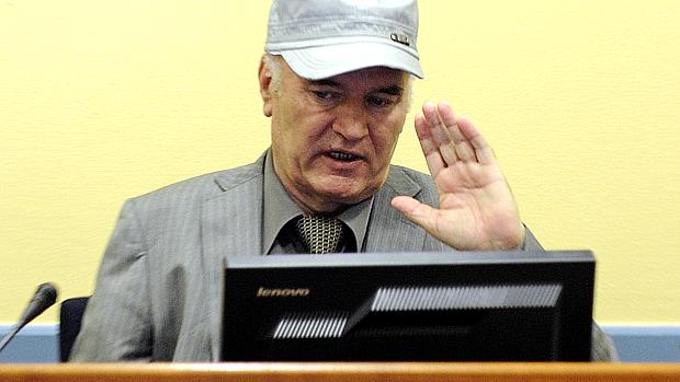 Haia: Mladic faz saudação à corte no início da audiência