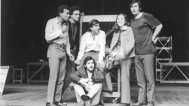 Antônio Pitanga, Armando Bogus, Antonio Fagundes, Aracy Balabanian e o produtor Altair Lima na montagem brasileira de 'Hair', em 1969