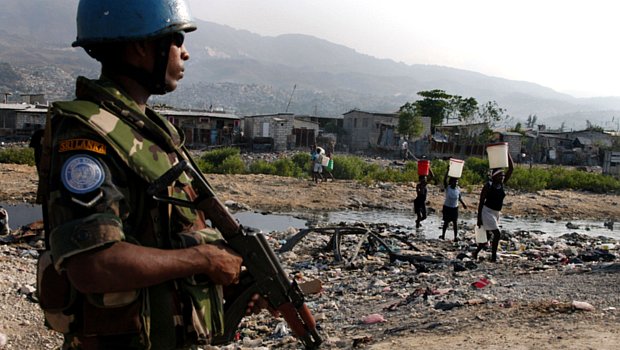 Capacete azul da Minustah faz guarda em região central de Porto Príncipe