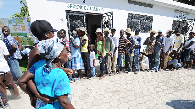 Haitianos fazem fila para receber atendimento em hospital de Porto Príncipe