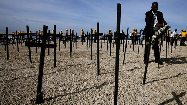 Homenagens às vítimas do terremoto começaram com um tributo diante de uma vala comum em Porto Príncipe