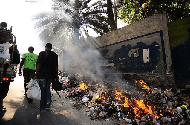 O lixo é queimado para diminuir a sujeira nas ruas da capital.