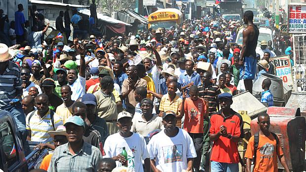 Manifestantes ocupam ruas de Porto Príncipe