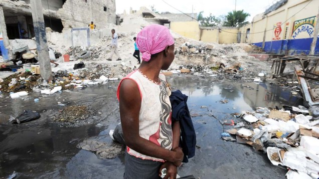 Haitiana observa a destruição em Porto Princípe, causada pelo terremoto, em 09 de janeiro de 2012