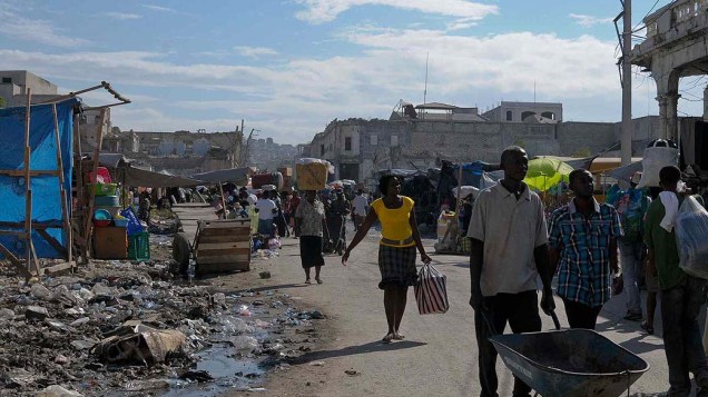 Pessoas nas ruas em Porto Princípe no Haiti quase dois anos depois do terremoto