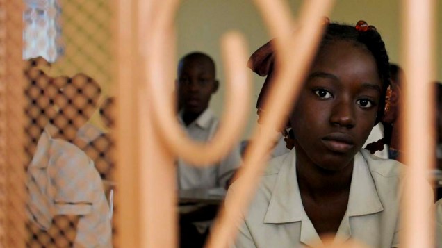 Retrato de estudante haitiana em escola de Porto Princípe, em 9 de janeiro de 2012