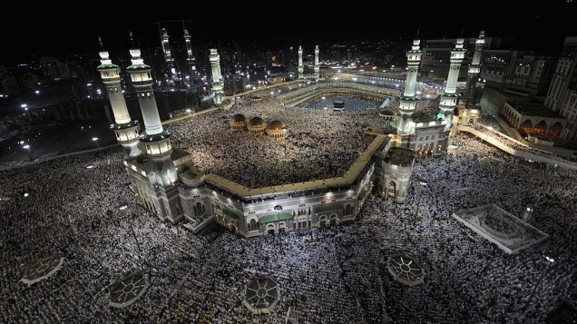 Peregrinos muçulmanos durante orações na Grande Mesquita em Meca, na Arábia Saudita