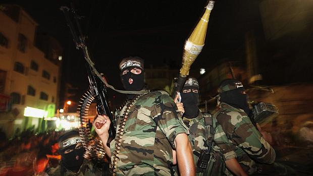 MIlitantes do Hamas comemoram troca de prisioneiros com Israel