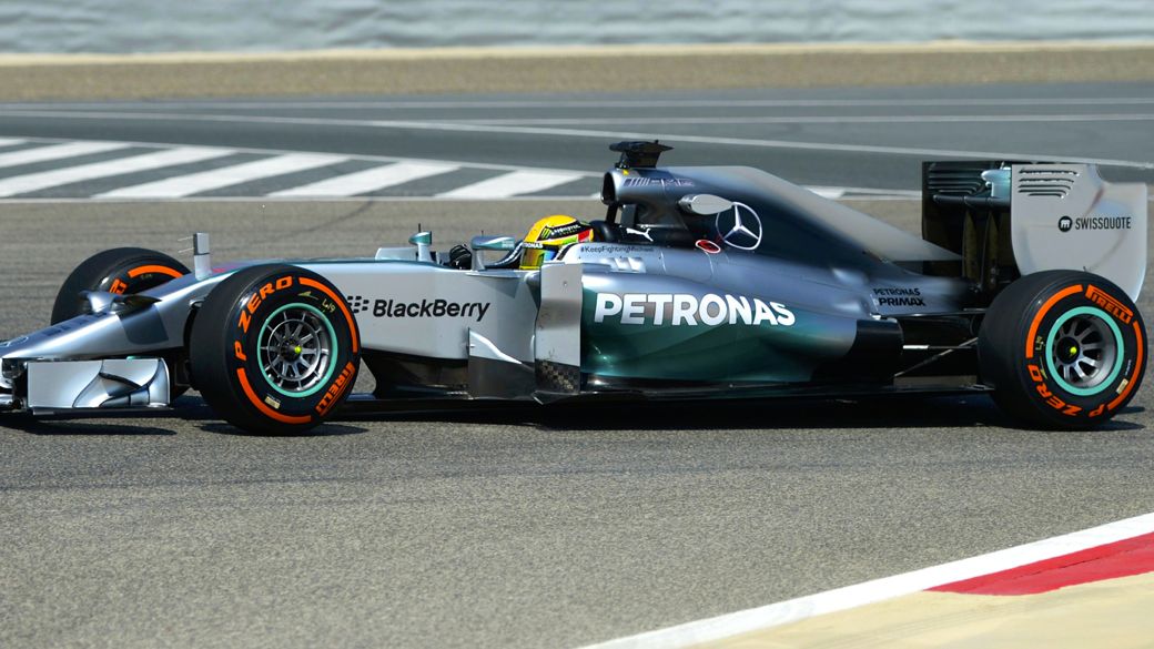 Lewis Hamilton, da McLaren, nos treinos de início de temporada no Bahrein
