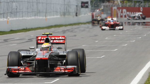 O inglês Lewis Hamilton dirige a frente do espanhol Fernando Alonso no GP do Canadá, em Montreal