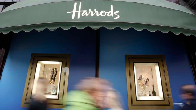 LUXO – Fundada em 1849, no privilegiado bairro de Knightsbridge, em Londres, a Harrods é uma das mais famosas lojas de departamentos do mundo. Em 2010, foi comprada por 2,2 bilhões de dólares pela Qatar Holding LLC, um dos veículos de investimento da realeza do país árabe. A empresa tinha como dono o egípcio Mohamed Al-Fayed, pai de Dodi Al-Fayed, morto em 1997 no acidente de carro que matou a Princesa Diana. Na foto, loja da Harrods em Londres
