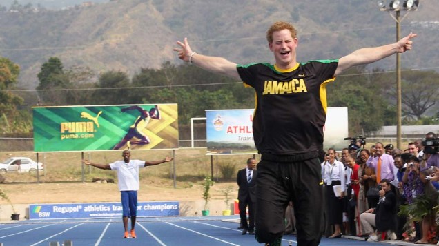 Príncipe Harry "ganha" corrida de Usain Bolt, na Jamaica Príncipe Harry "ganha" corrida de Usain Bolt, na Jamaica