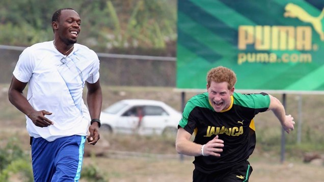 Príncipe Harry  e Usain Bolt correm lado a lado, na Jamaica