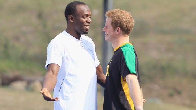 Príncipe Harry e Usain Bolt se "encaram" antes de corrida, na Jamaica Príncipe Harry e Usain Bolt se "encaram" antes de corrida, na Jamaica