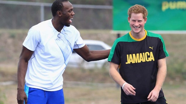 Príncipe Harry e Usain Bolt se "provocam" antes de corrida, na Jamaica Príncipe Harry e Usain Bolt se "provocam" antes de corrida, na Jamaica