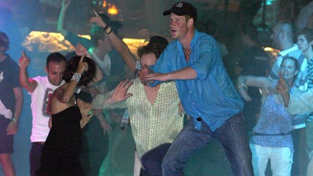 O príncipe Harry em festa na Croácia: até jornalista foi chamado a beber