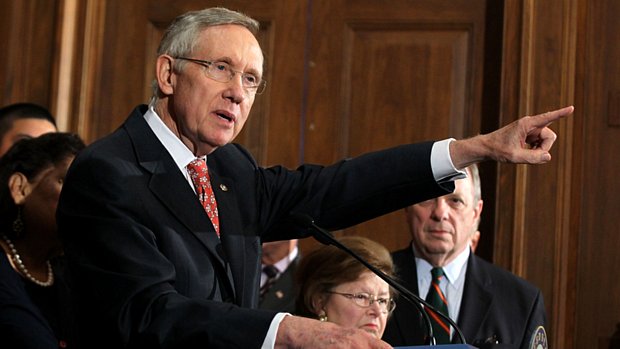Com o limite de meia-noite terça-feira cada vez mais perto, o líder da maioria do Partido Democrata no Senado americano, Harry Reid, informou o adiamento da votação para este domingo