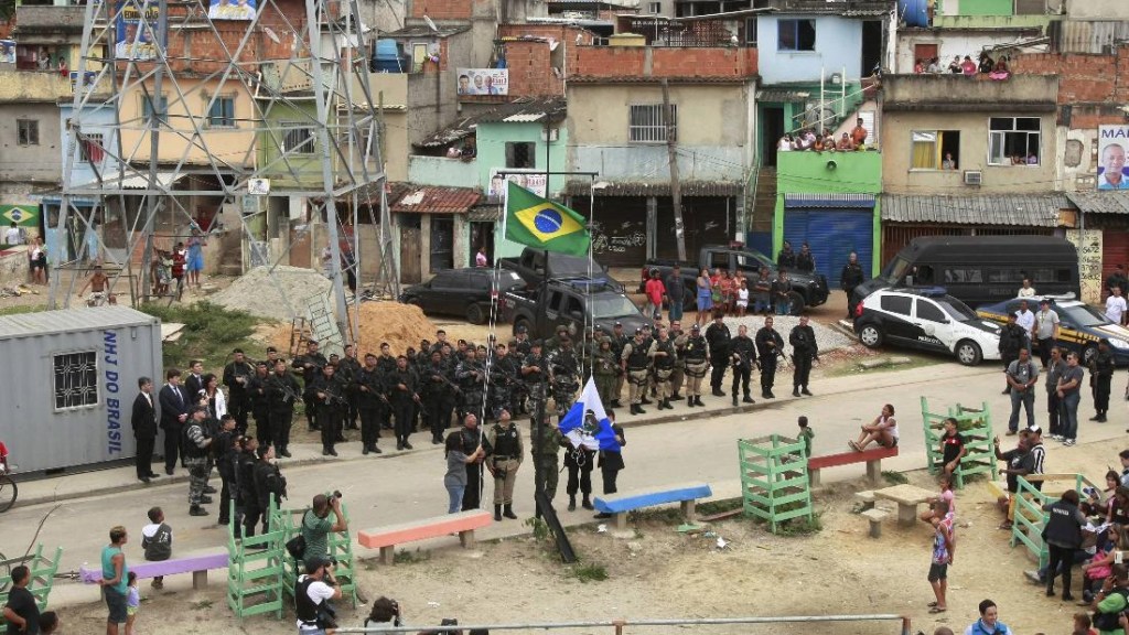 Hasteamento da bandeira do Rio de Janeiro e do Brasil na praça do Meio, em Manguinhos, após ocupação da 'Faixa de Gaza', na Zona Norte do Rio