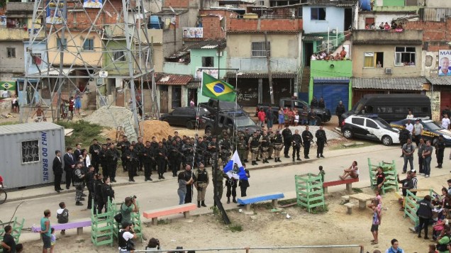Hasteamento da bandeira do Rio de Janeiro e do Brasil na praça do Meio, em Manguinhos, após ocupação da Faixa de Gaza, na Zona Norte do Rio